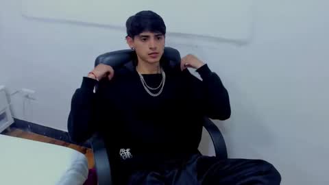 Snapshot of dominic_foox chatting on February 6, 12:19 pm Dominic foox online show from February 6, 12:19 pm