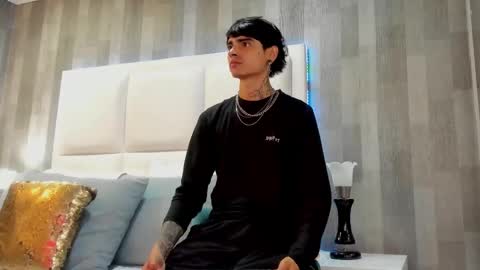 Snapshot of dominic_foox chatting on February 11, 12:21 pm Dominic foox online show from February 11, 12:21 pm