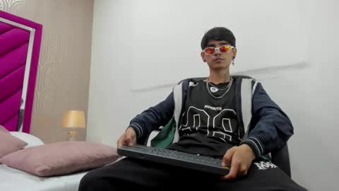 Snapshot of dominic_foox chatting on February 17, 12:23 pm Dominic foox online show from February 17, 12:23 pm