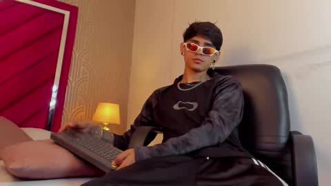 Snapshot of dominic_foox chatting on February 20, 3:01 pm Dominic foox online show from February 20, 3:01 pm