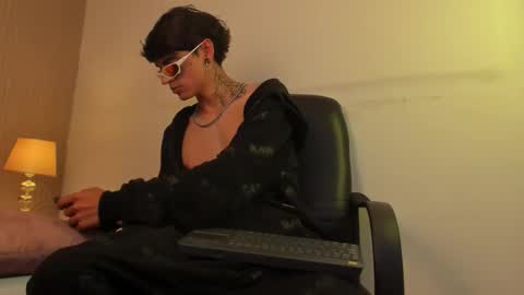 Snapshot of dominic_foox chatting on February 21, 4:41 pm Dominic foox online show from February 21, 4:41 pm