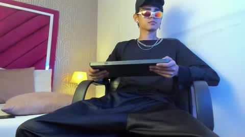 Snapshot of dominic_foox chatting on February 27, 1:33 pm Dominic foox online show from February 27, 1:33 pm