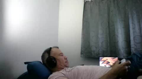Snapshot of dominicanorico chatting on December 1, 8:20 pm luis online show from December 1, 8:20 pm