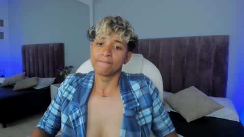 Snapshot of dominick_joness chatting on February 6, 1:27 am Dominick online show from February 6, 1:27 am