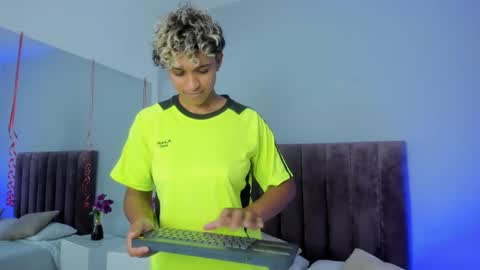 Snapshot of dominick_joness chatting on February 18, 12:15 am Dominick online show from February 18, 12:15 am