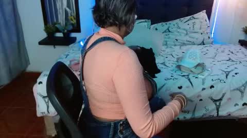 Snapshot of domink_gilr chatting on May 1, 1:32 am D O M I N K online show from May 1, 1:32 am