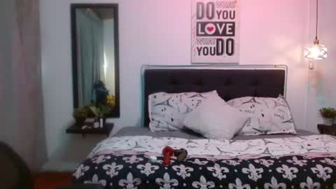 Snapshot of domink_gilr chatting on July 13, 7:27 pm D O M I N K online show from July 13, 7:27 pm