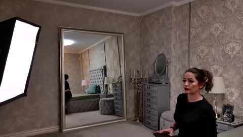 Donna online show from February 14, 7:10 pm