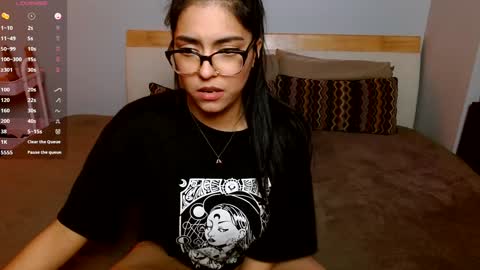 Snapshot of dontbemina chatting on January 6, 8:35 am DontBeMina online show from January 6, 8:35 am