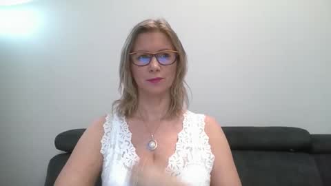 Snapshot of doreenkiss chatting on November 21, 10:03 am DoreenSexy online show from November 21, 10:03 am