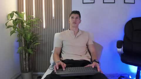 Snapshot of dorian_mystery chatting on February 3, 4:43 am dorian_mystery online show from February 3, 4:43 am