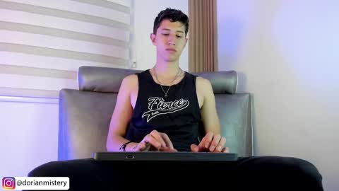 Snapshot of dorian_mystery chatting on February 14, 1:02 am dorian_mystery online show from February 14, 1:02 am