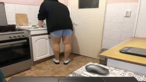 Snapshot of doriancretu95 chatting on May 5, 5:59 am menu below online show from May 5, 5:59 am