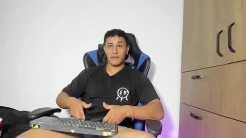 Snapshot of dorman_boy chatting on January 7, 3:53 am dorman_boy online show from January 7, 3:53 am