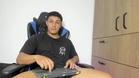 Snapshot of dorman_boy chatting on January 8, 3:53 am dorman_boy online show from January 8, 3:53 am