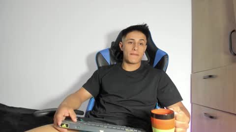 Snapshot of dorman_boy chatting on February 2, 4:33 am dorman_boy online show from February 2, 4:33 am