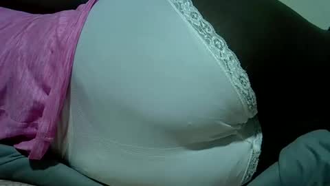 Snapshot of double_love9 chatting on April 18, 12:03 am bellie online show from April 18, 12:03 am