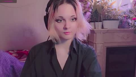 Angie online show from November 10, 11:15 pm