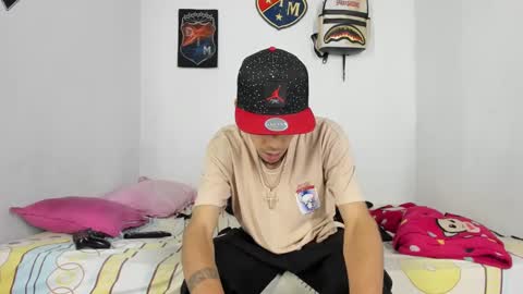 Snapshot of douglas_gallegos chatting on December 11, 4:39 am douglas_gallegos online show from December 11, 4:39 am