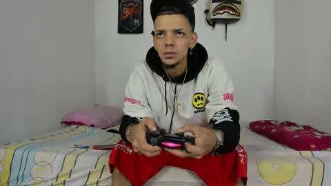 Snapshot of douglas_gallegos chatting on December 13, 5:32 pm douglas_gallegos online show from December 13, 5:32 pm