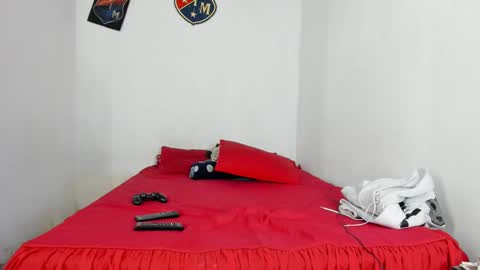 Snapshot of douglas_gallegos chatting on February 15, 11:36 pm douglas_gallegos online show from February 15, 11:36 pm