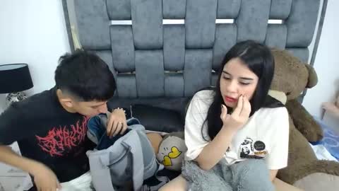 Snapshot of dravith_and_valery chatting on March 12, 5:57 am -- nicolle and jhon -- online show from March 12, 5:57 am