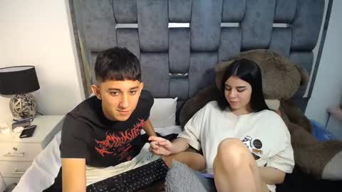 Snapshot of dravith_and_valery chatting on March 12, 9:02 am -- nicolle and jhon -- online show from March 12, 9:02 am