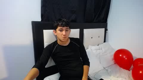 Snapshot of dravith_and_valery chatting on February 15, 4:53 am -- nicolle and jhon -- online show from February 15, 4:53 am