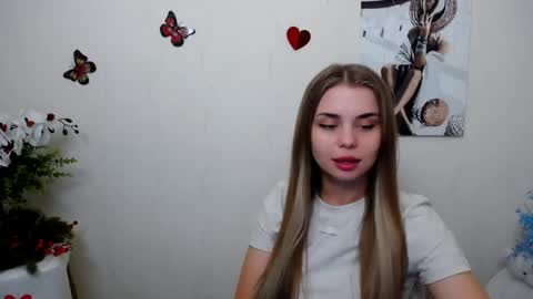 Snapshot of dream_mari chatting on June 3, 7:22 am Mari online show from June 3, 7:22 am