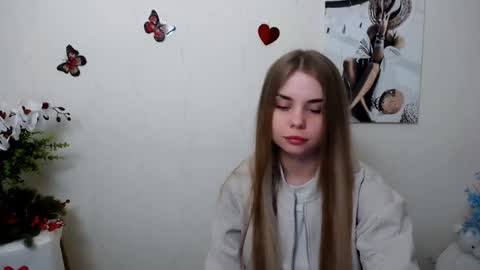 Snapshot of dream_mari chatting on June 4, 6:52 am Mari online show from June 4, 6:52 am