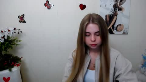 Snapshot of dream_mari chatting on June 18, 6:13 am Mari online show from June 18, 6:13 am