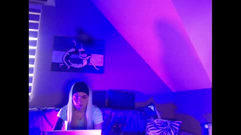 A girl online show from January 28, 7:43 am