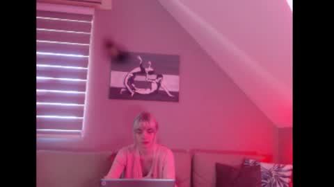 A girl online show from September 19, 7:21 am