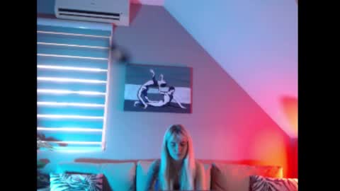 A girl online show from October 13, 7:19 am