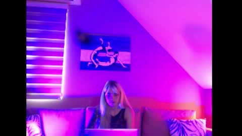 A girl online show from October 17, 7:22 am