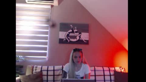 A girl online show from November 25, 8:25 am