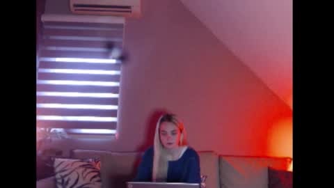 A girl online show from December 15, 7:34 am