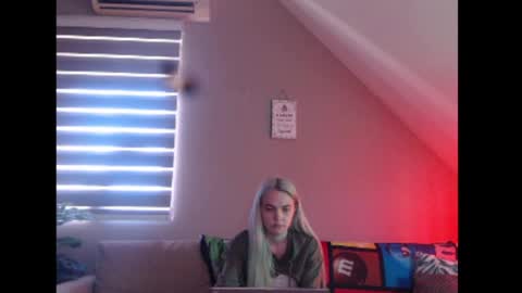 A girl online show from April 7, 7:31 am