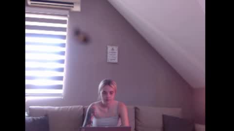 Snapshot of dreamcatcherfantasy chatting on July 17, 7:26 am A girl online show from July 17, 7:26 am