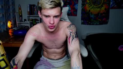 Snapshot of dreamyadam chatting on April 26, 3:42 pm Adam Dream online show from April 26, 3:42 pm