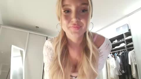 Snapshot of dreamyylilah chatting on April 28, 1:48 am Lilah online show from April 28, 1:48 am