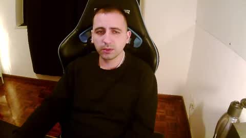 Snapshot of droooooones chatting on February 12, 11:51 pm droooooones online show from February 12, 11:51 pm