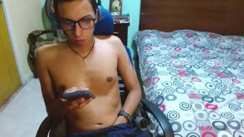 Snapshot of dtwink0310 chatting on November 12, 2:12 am David online show from November 12, 2:12 am