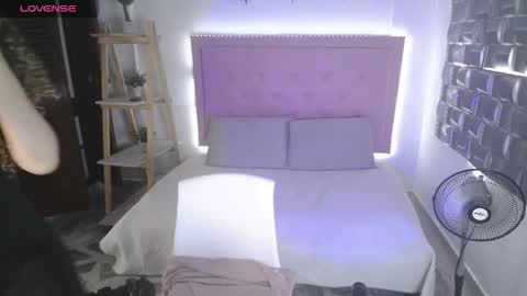 dulce__lovee online show from November 12, 6:30 pm