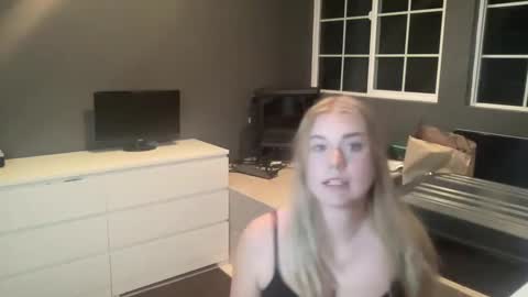 dumbblondexoxo online show from December 12, 6:47 am