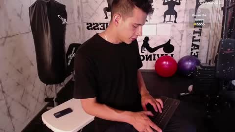 Snapshot of dustin_sonne chatting on January 25, 9:36 am Dustin Sonne online show from January 25, 9:36 am