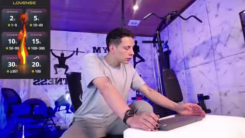 Snapshot of dustin_sonne chatting on October 18, 3:53 am Dustin Sonne online show from October 18, 3:53 am