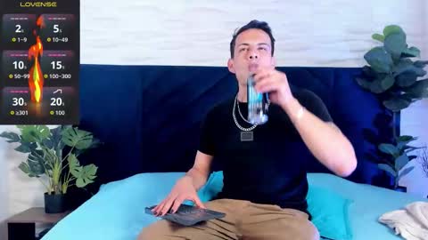 Snapshot of dustin_sonne chatting on October 21, 3:51 am Dustin Sonne online show from October 21, 3:51 am