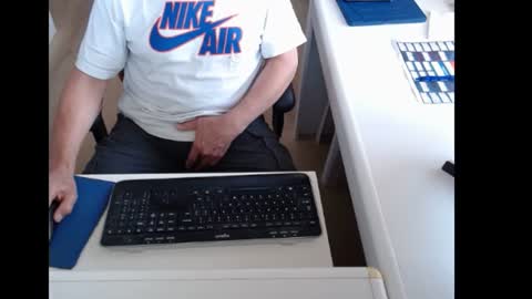 Snapshot of dutchpornking2 chatting on July 4, 6:19 am dutchpornking2 online show from July 4, 6:19 am