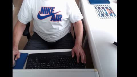 Snapshot of dutchpornking2 chatting on July 6, 6:32 am dutchpornking2 online show from July 6, 6:32 am